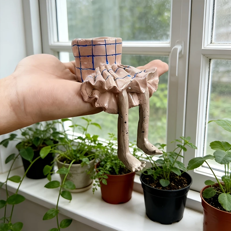 斬新な座り姿のセラミック製プランター、キュートなドレスとジー - Plant Parental のレビューと価格